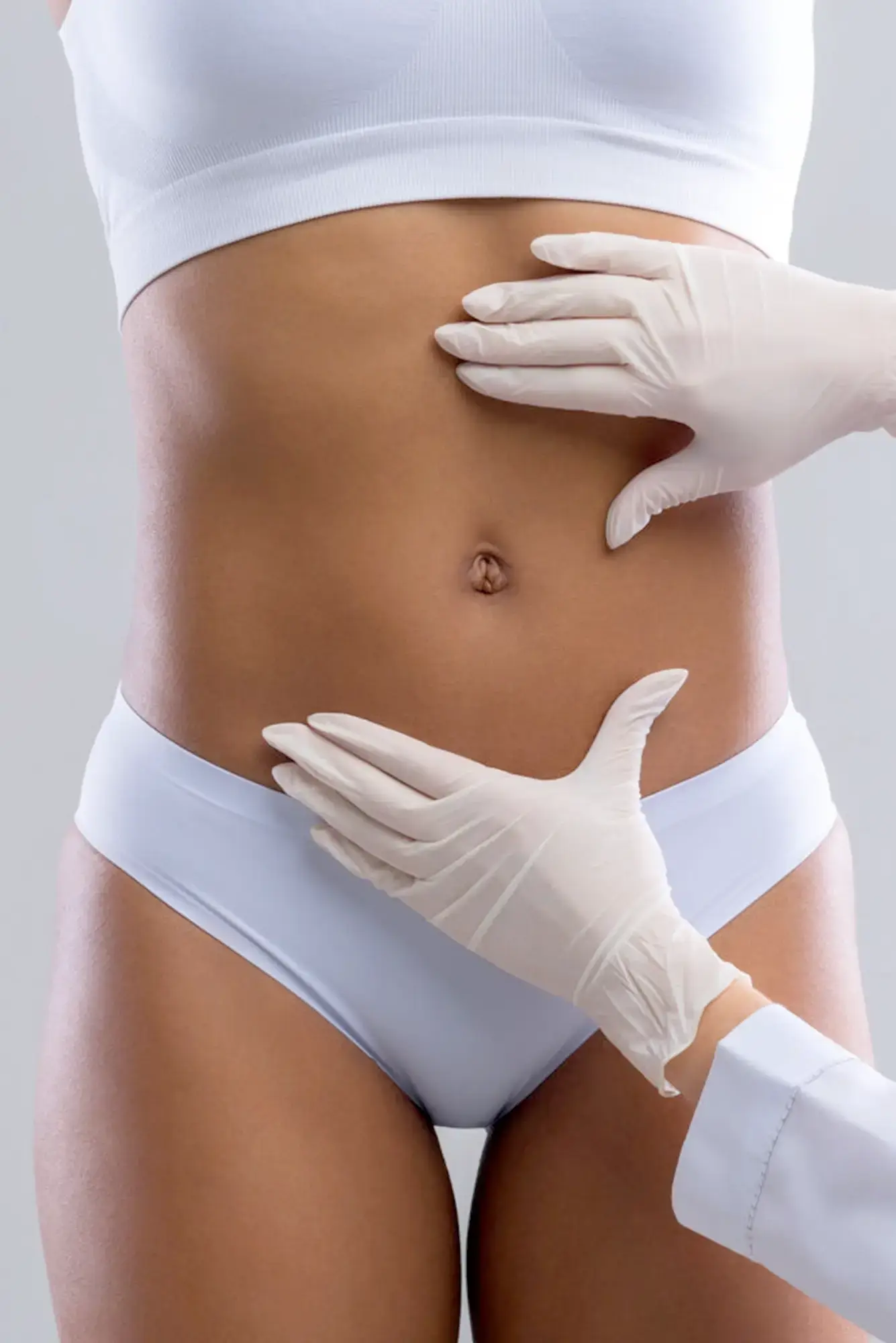 Evaluación clínica del tono de la pared abdominal previo a abdominoplastia con el Dr. Víctor González