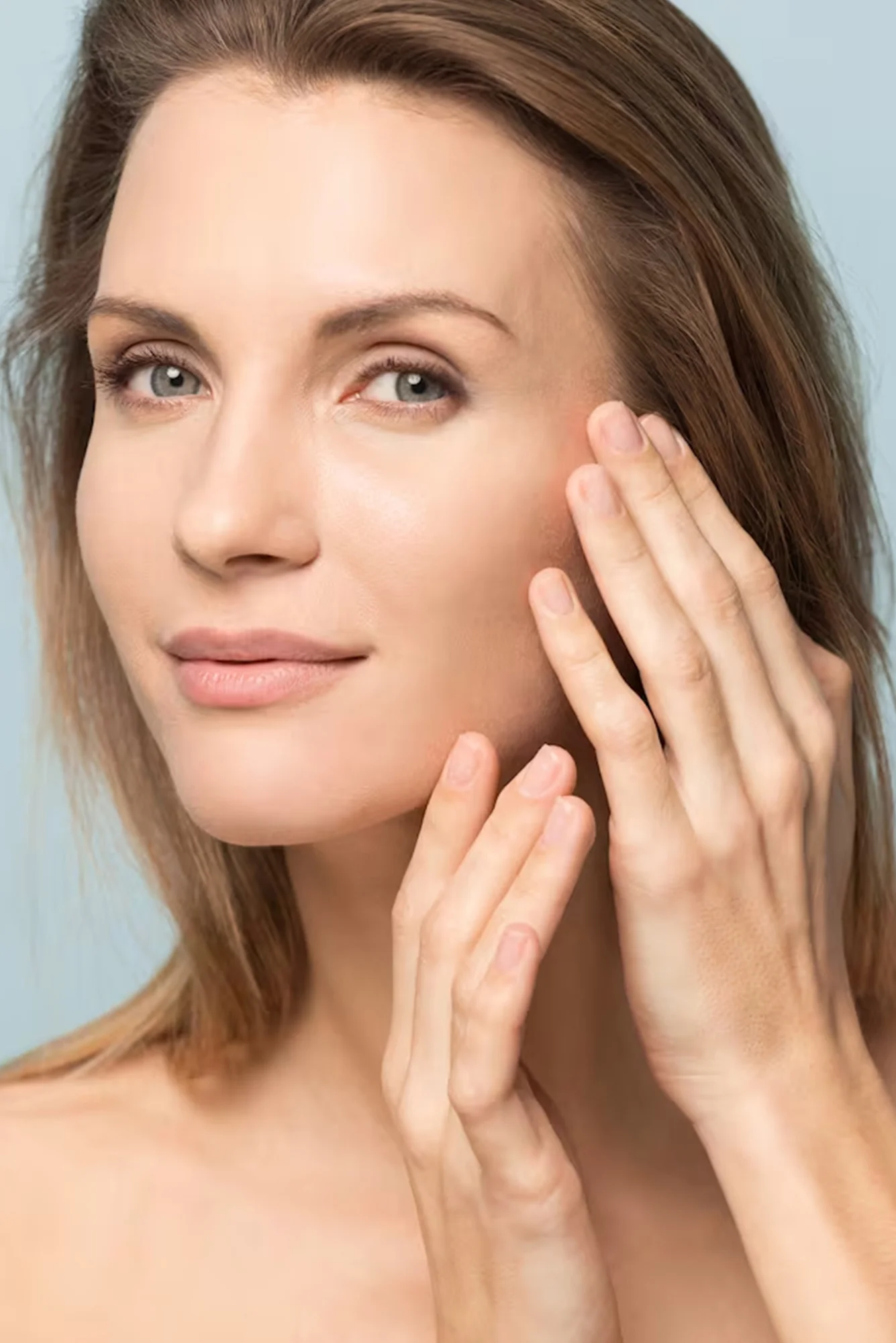 Resultado y firmeza en piel de paciente tratada con lifting facial por el Dr. Víctor González